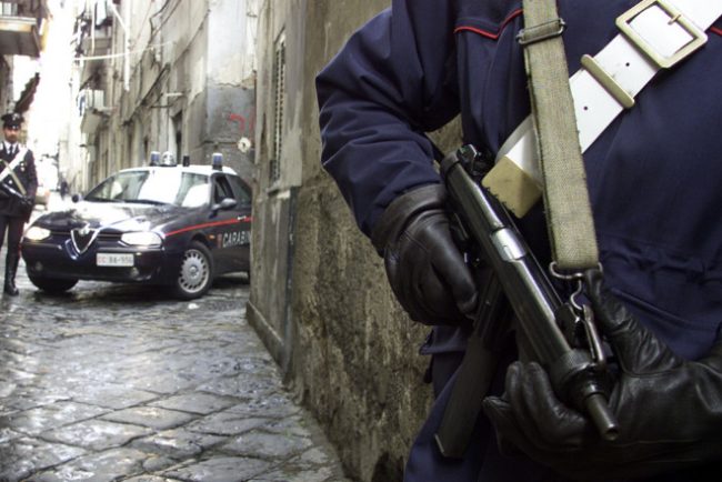 Arme confiscate în Italia, în ancheta unor crime în care victimă a fost şi un român