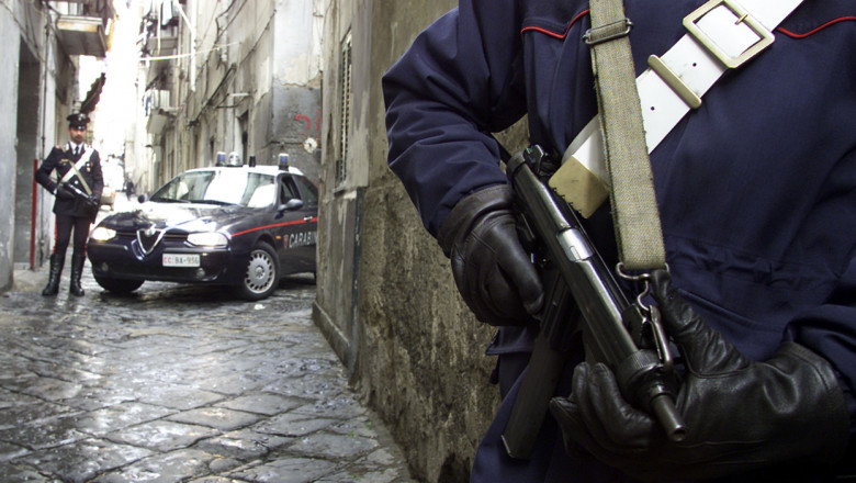 Arme confiscate în Italia, în ancheta unor crime în care victimă a fost şi un român