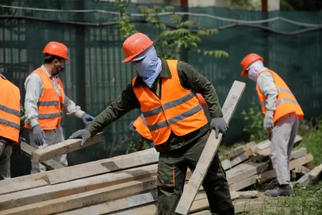 Revoltă după cazul muncitorilor străini abuzați în România: Agențiile de recrutare ar trebui să verifice cazarea