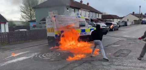 Violențe de stradă în Irlanda de Nord, înaintea vizitei lui Biden. Manifestanţii au atacat cu cocktailuri Molotov o mașină de poliţie