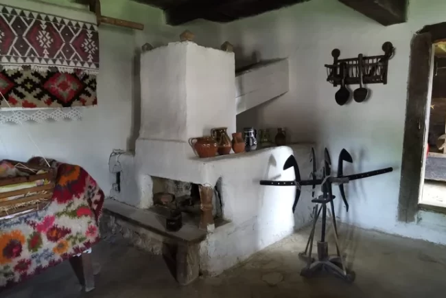 Cum arăta interiorul vechilor case țărănești din Maramureș. Regulile stricte după care se construiau