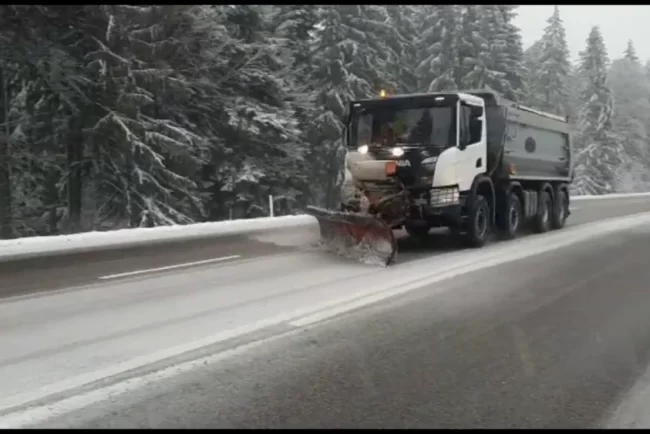 Șapte drumuri din județul Neamț sunt blocate de nămeți. Circulația pe restul șoselelor, îngreunată de zăpadă