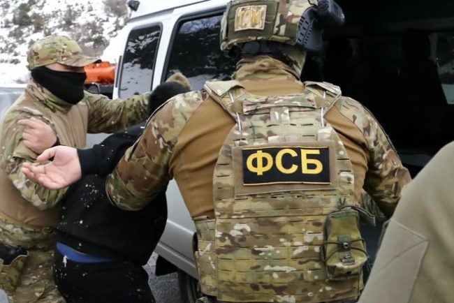 Doi cetățeni ruşi, arestaţi de forțele de securitate după ce au încercat să se înroleze în armata ucraineană