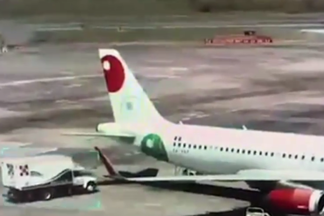 VIDEO. Daune importante după ce un avion care tocmai aterizase a fost lovit de un camion de catering