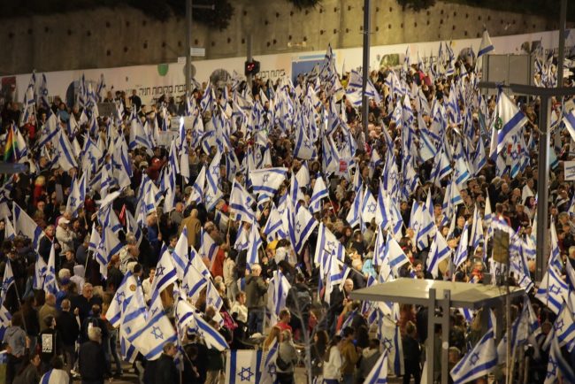 Mii de israelieni în stradă, pentru a 13-a săptămână. Ei protestează față de reforma sistemului judiciar