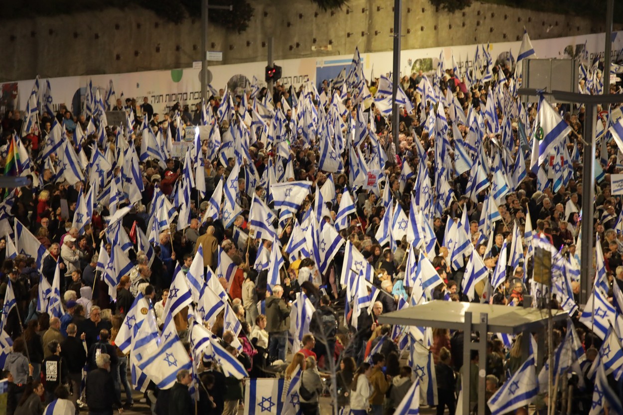 Mii de israelieni în stradă, pentru a 13-a săptămână. Ei protestează față de reforma sistemului judiciar