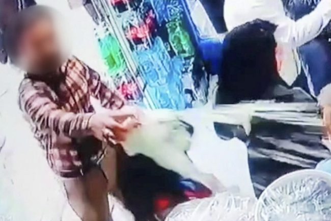 VIDEO Două femei au fost arestate în Iran, după ce un bărbat le-a turnat iaurt pe păr. Ele aveau capetele descoperite