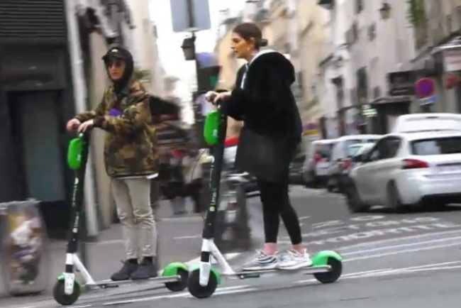 Parizienii au votat masiv pentru interzicerea trotinetelor electrice de închiriat