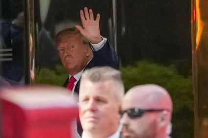 Donald Trump a ajuns la New York cu o zi înainte de a apărea în fața instanței