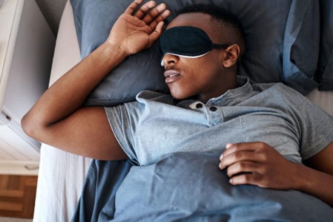 Studiu: Dormitul cu o mască pentru ochi îmbunătățește memoria