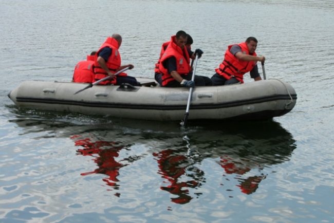 O barcă cu 12 oameni s-a răsturnat în râul Mureș. Un copil de 3 ani a murit, iar 2 adulți și 2 copii sunt încă dispăruți