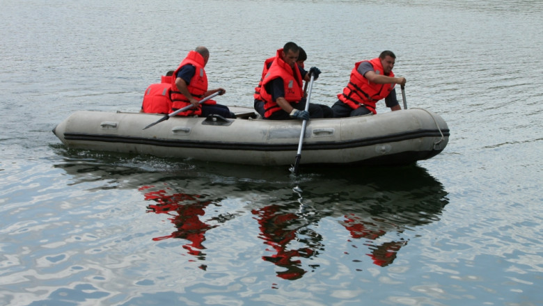 O barcă cu 12 oameni s-a răsturnat în râul Mureș. Un copil de 3 ani a murit, iar 2 adulți și 2 copii sunt încă dispăruți