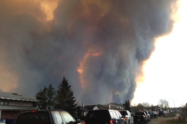 Stare de urgență în provincia canadiană Alberta din cauza incendiilor. 25.000 de oameni au fost evacuați