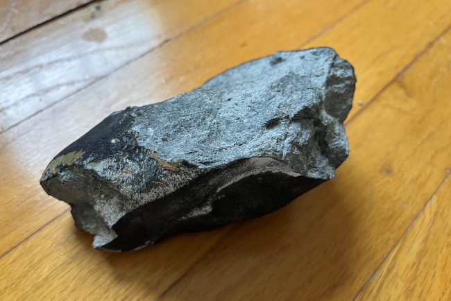 Un obiect ce pare a fi un meteorit a lovit o casă din New Jersey. „L-am atins, era cald”