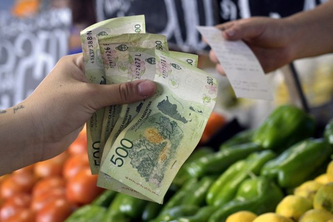 Inflația se apropie de 110% în Argentina. „Am ajuns o țară a cerșetorilor. Ne luptăm pentru o roșie sau un ardei”