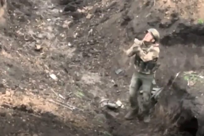 Soldatul rus care s-a predat dronei ucrainene spune că a luat această decizie după ce s-a văzut singur într-o tranșee plină de cadavre