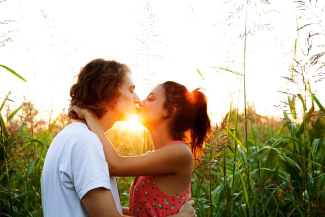 Studiu: Sărutul romantic are o „vechime” de cel puțin 4.500 de ani
