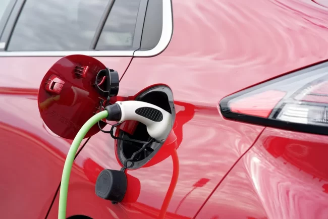 Mașina clasică versus mașina electrică: Cât costă întreținerea, combustibilul și care „trăiește” mai mult