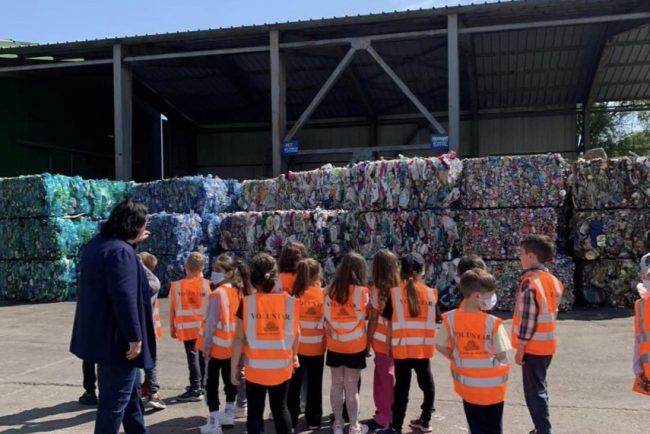 Polaris Holding: Zeci de de elevi de la Școala Gimnaziala Nr. 43 „Ferdinand” au vizitat statia de sortare si reciclare (FOTO)