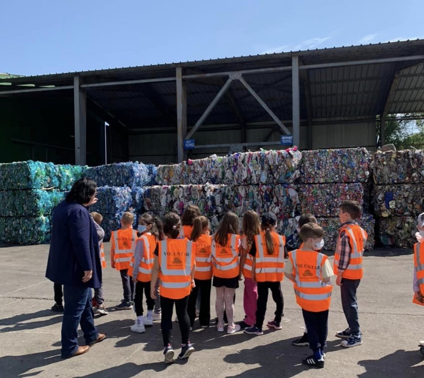 Polaris Holding: Zeci de de elevi de la Școala Gimnaziala Nr. 43 „Ferdinand” au vizitat statia de sortare si reciclare (FOTO)