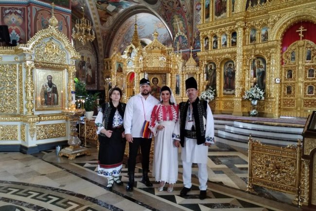 Adriana Bahmuțeanu s-a căsătorit religios cu George Restivan în Ucraina: Ce-a unit Dumnezeu, omul sa nu despartă