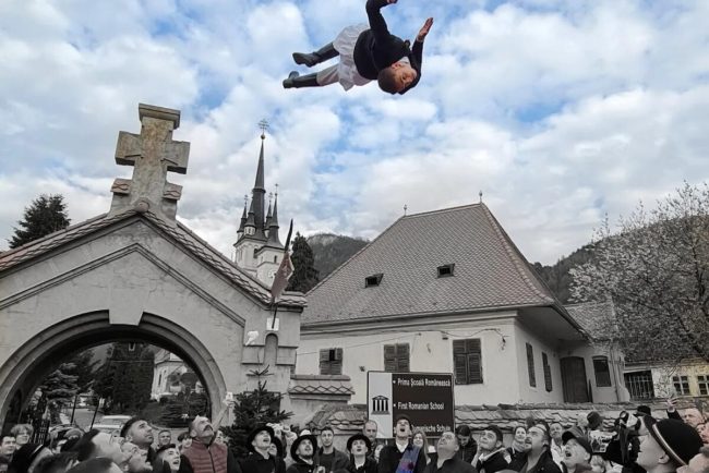 ‘Aruncatu-n ţol’ a junilor, ritual unic în Europa desfășurat la Brașov