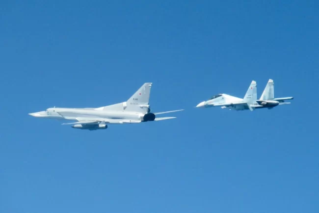 Joaca de-a șoarecele și pisica pe cer. Avioane britanice și suedeze au interceptat aeronave rusești aproape de spațiul NATO FOTO VIDEO