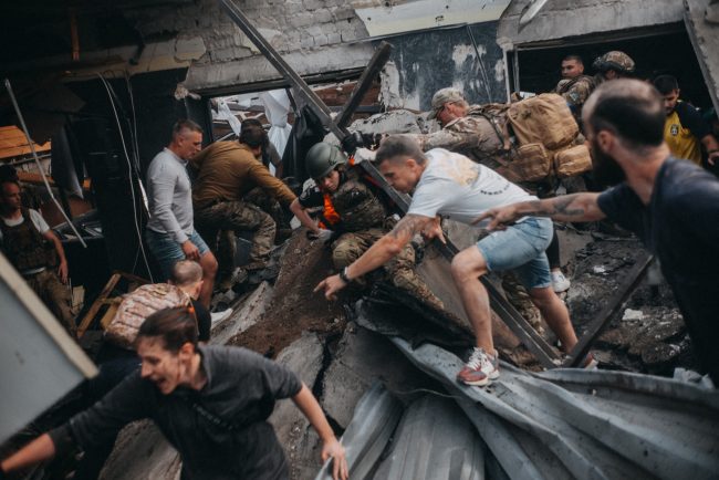 Crește bilanțul victimelor după atacul rusesc din Kramatorsk: Nouă morți, printre care trei copii, și zeci de răniți