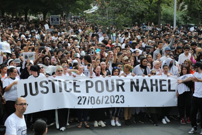 Marș de mii de oameni în Franța condus de mama lui Nahel, băiatul ucis de poliție. Ofițerul care l-a împușcat este anchetat