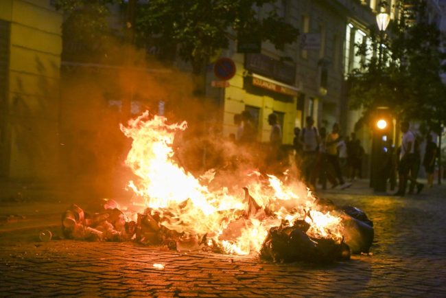 Franța arde. Zeci de mii de polițiști sunt mobilizați în toată țara. Rudele tânărului ucis cer ca legea folosirii armelor să se schimbe