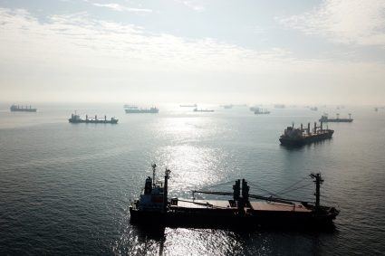 Toate navele care se îndreaptă către Ucraina vor fi considerate de joi transportatori de ”încărcătură militară”, amenință Rusia