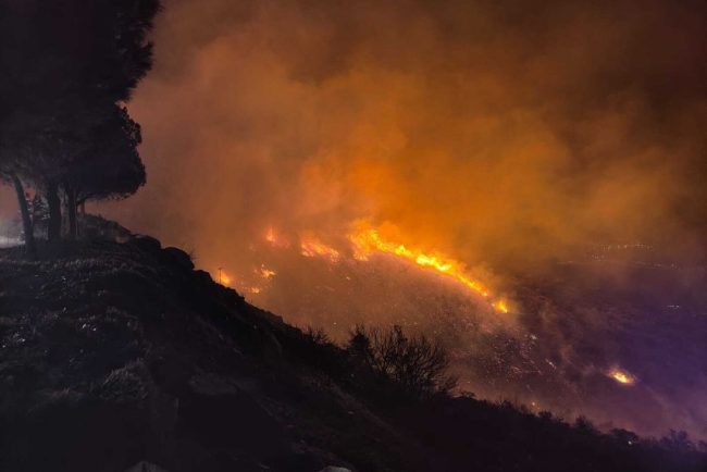Pompierii ISU Galati, trimisi in Grecia sa ajute la stingerea incendiilor de pe insula Rodos