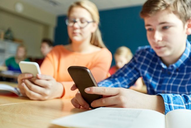 Unesco cere ca telefoanele inteligente să fie interzise în școli în toată lumea