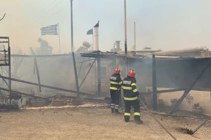 Luptă contracronometru cu flăcările a pompierilor români în Rodos. Incendiile s-au extins la clădiri FOTO/VIDEO