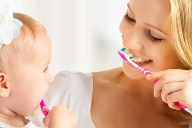 Cum îți convingi copilul să se spele pe dinți. Sfaturi pentru prevenirea cariilor