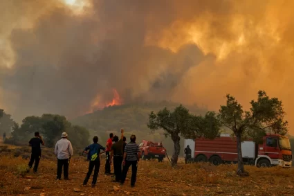 Zeci de mii de turiști și localnici, forțați să se evacueze din calea incendiilor devastatoare din Insula Rhodos VIDEO FOTO