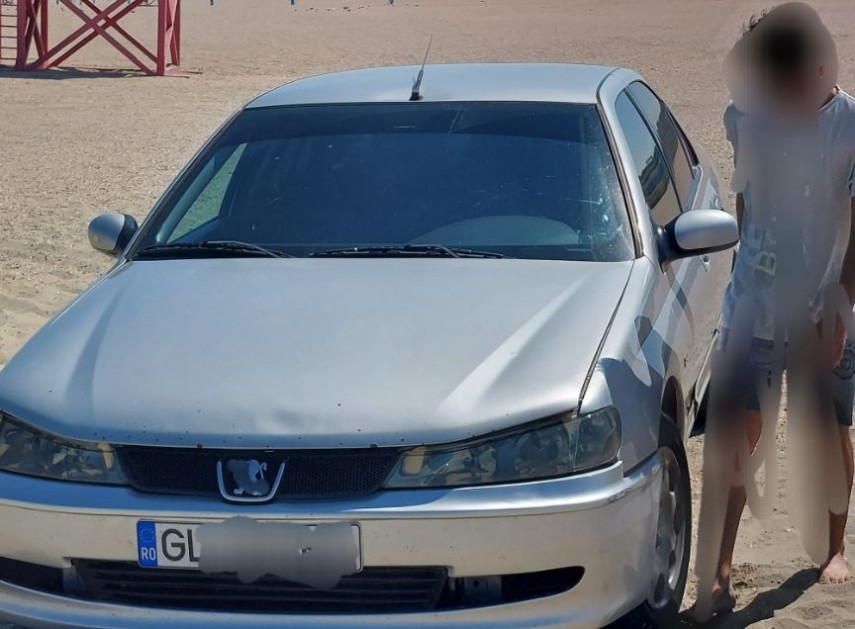 Un sofer a parcat masina cu numere de Galati direct pe nisip, pe plaja din Eforie (FOTO)