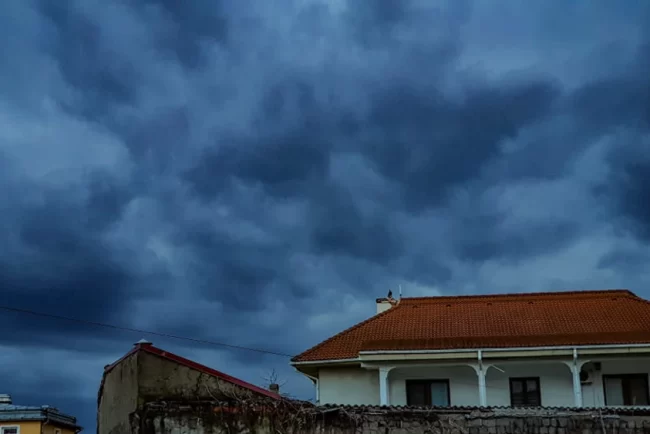 Caniculă în sudul și sud-estul țării, furtuni în vest. Bucureștiul, sub Cod portocaliu, maxima va ajunge la 39 de grade Celsius | HARTĂ