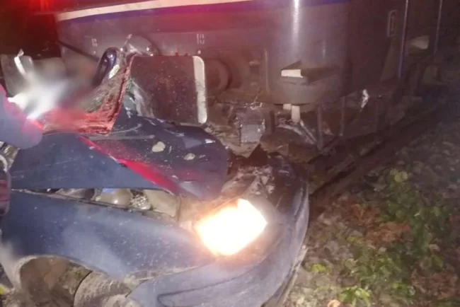 Doi răniţi grav după coliziunea unui tren cu un autoturism, la Câmpulung Moldovenesc