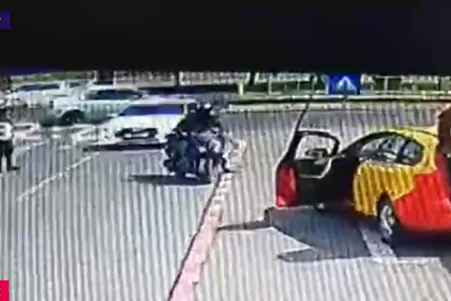O femeie a fost jefuită în trafic, în București. Amantul ei a pus doi bărbați să îi lovească mașina și să-i fure geanta plină cu bani