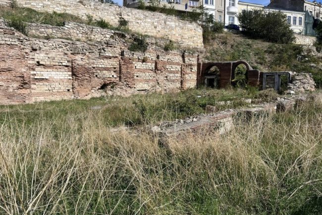 Constanteanul suparat: Termele Romane sunt iar acoperite de balarii. Monumentul istoric este domeniul public al municipiului (VIDEO)
