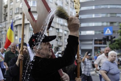Manifestanții la Pride îl iau în râs pe Becali, după ce milionarul a sfințit traseul marșului în urma lor