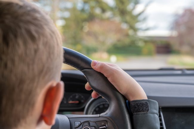 Un copil de 10 de ani a fost prins la volan pe un drum din Vâlcea. Cu el mai era și un adult