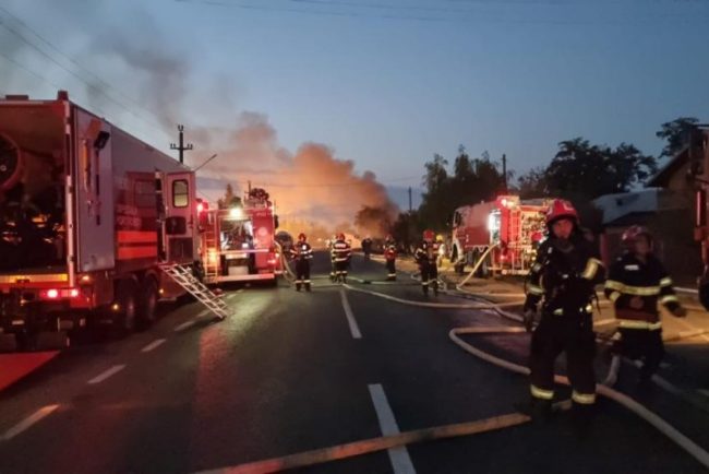 UPDATE. Planul Rosu activat!: Mai multe persoane ranite intr-o explozie urmata de incendiu la o statie GPL din localitatea Crevedia (GALERIE FOTO+VIDEO)