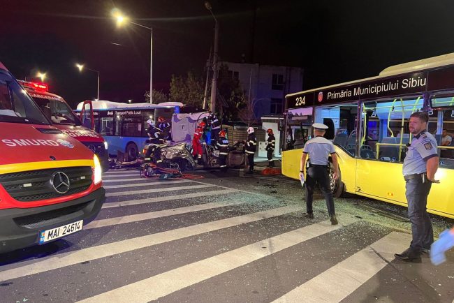 FOTO. Mașină făcută praf după ce a intrat în două autobuze staționate, în Sibiu. Două persoane, încarcerate