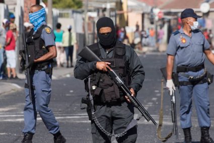18 persoane au fost ucise de poliţie în timpul unei tentative de jaf în Africa de Sud. Schimbul de focuri a durat o oră şi jumătate