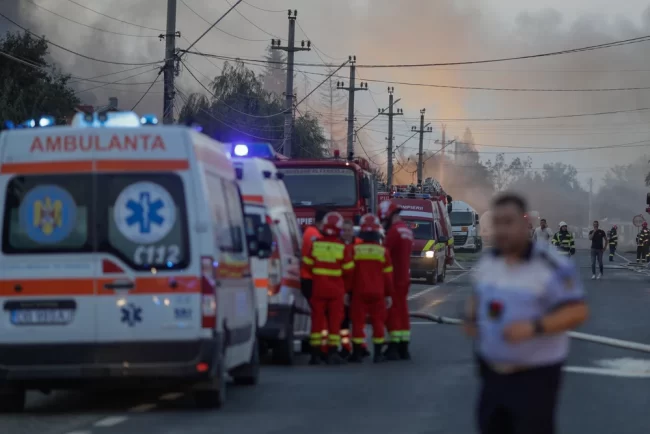 Infotrafic: Circulația este în continuare oprită în localitatea Crevedia, pentru lichidarea totală a incendiului