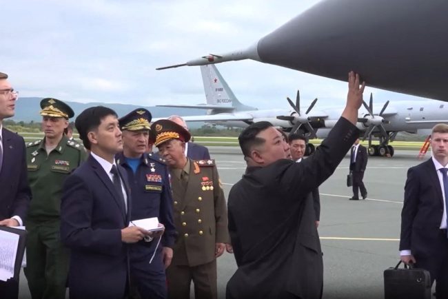 Șoigu s-a lăudat lui Kim și i-a arătat bombardierele strategice rusești: „Pot zbura de la Moscova până în Japonia şi înapoi”