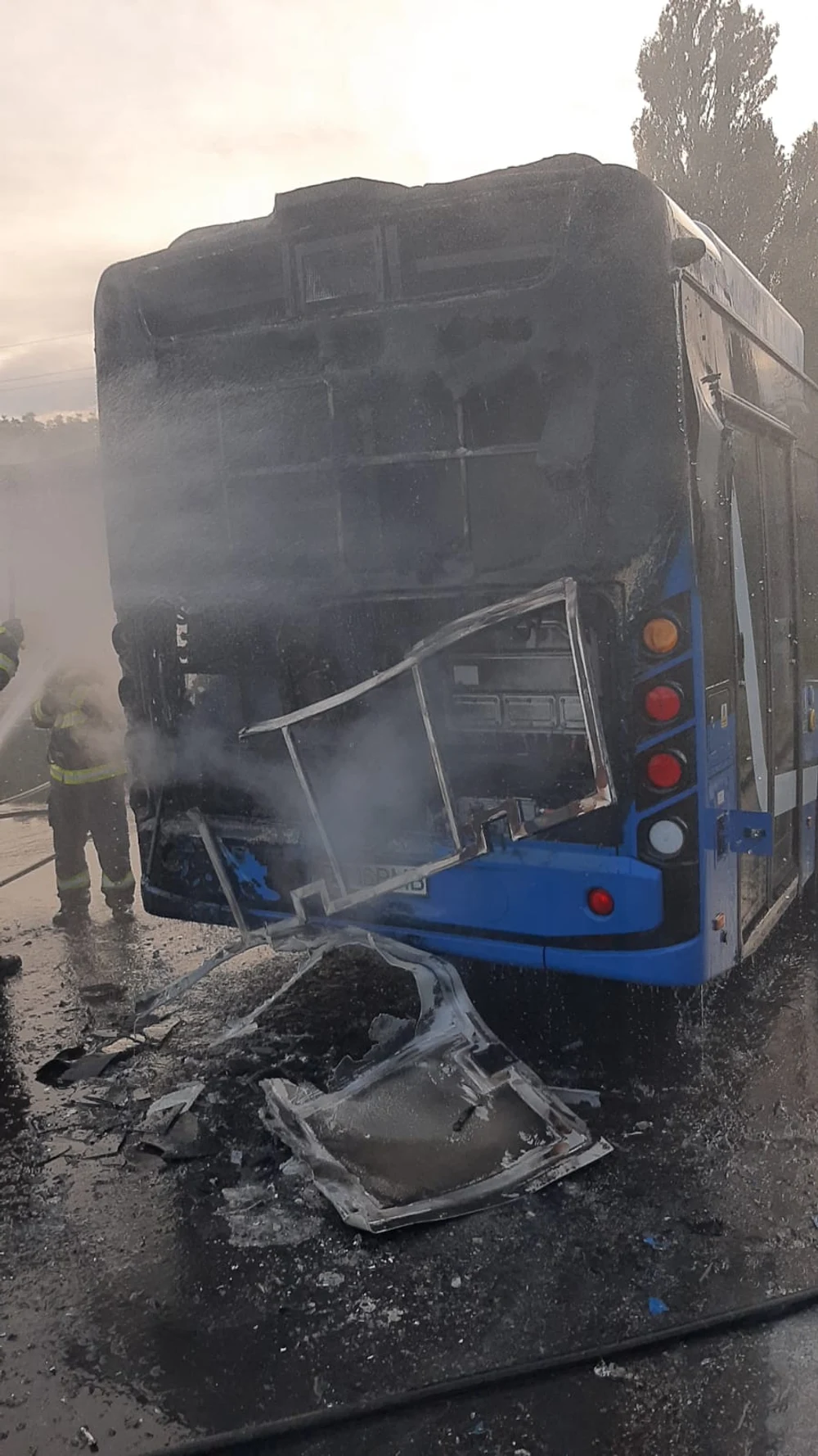 Autobuz electric care a luat foc, stropit cu apă toată noaptea, la Brăila. Misiune în premieră pentru pompieri