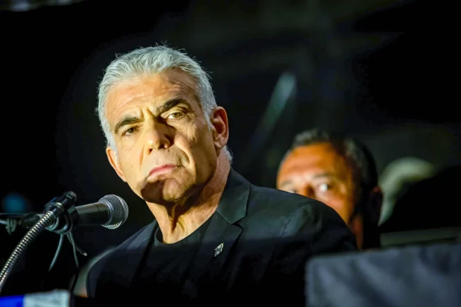 Liderul opoziţiei Yair Lapid îi propune lui Netanyahu formarea unui guvern de criză: „Israel este în război”